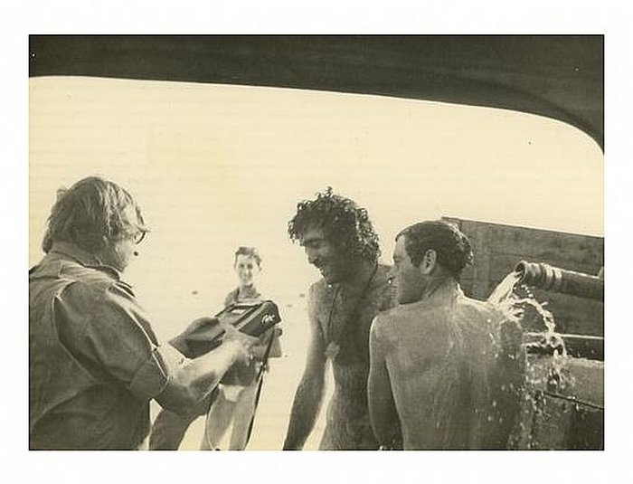 מקלחת לרגל ערב חג הסוכות - עמוס אטינגר מראיין חיילים, תוך כדי המקלחת