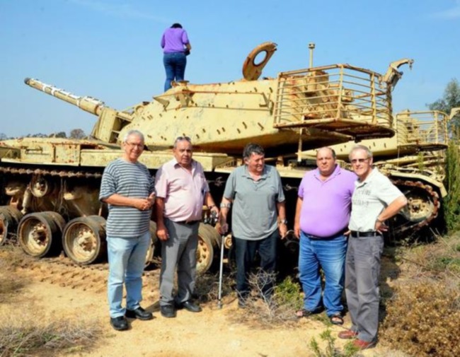 מימין: גבי ורדי, עודד מזרחי (אחיו של דני מזרחי הי"ד, מפקד הטנק), יאיר ליטביץ, דני קריאף ואהוד גרוס בעת הביקור. צילום: אהוד גרוס