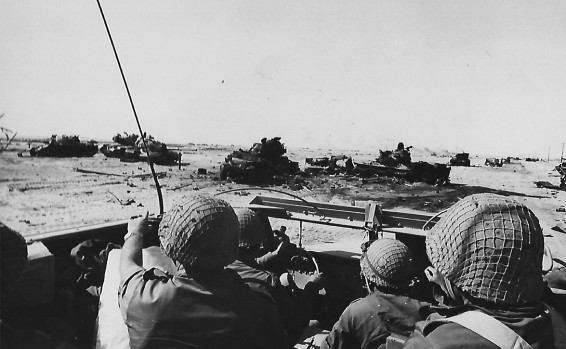 חיילי צה"ל בוחנים טנקים מושמדים באיזור צומת 'טרטור-לכסיקון' \\ ארכיון חטיבה 14.