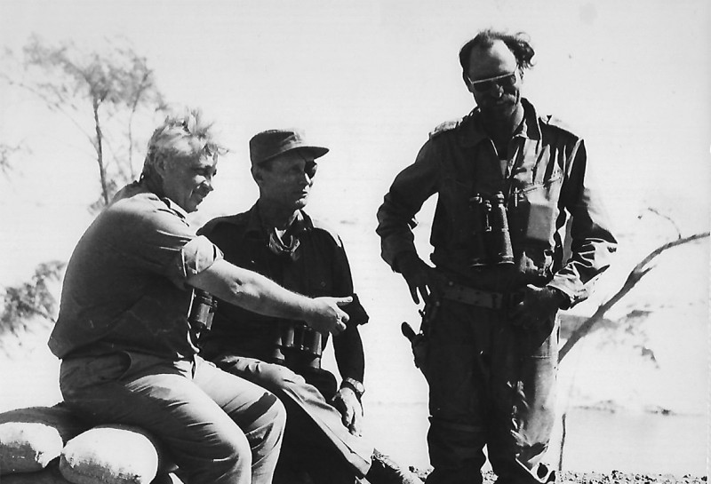 רשף (מימין) עם משה דיין ואריאל שרון, בתצפית על שדה הקרב ב"חווה הסינית" // צילום: מיקי אסטל/במחנה, באדיבות ארכיון צה"ל במשרד הביטחון